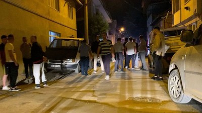 Baltayla sokakta dehşet saçtı: Polis böyle etkisiz hale getirdi. Bursa'da hareketli gece kameraya böyle yansıdı