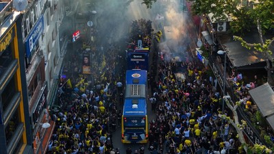 Bağdat Caddesi sarı-laciverte boyandı! Fenerbahçe Beko oyuncuları, taraftarlarla buluştu