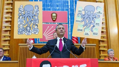 Özgür Özel kürsüde o posteri tekrar açtı! Ahtapot açıklaması dikkat çekti