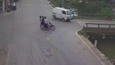 Adana'da film sahnelerini aratmayan görüntü! Sulama kanalına uçan motosikletten bakın nasıl kurtuldu