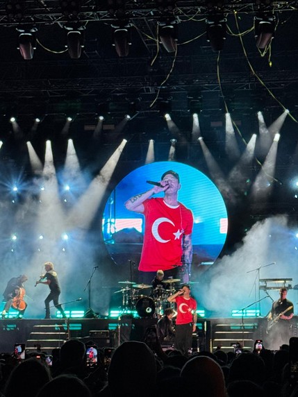 Sahneye Türk Bayraklı tişörtle çıktı! İstanbul’da yaptırdığı kaplan dövmesinin hikayesini anlattı - Resim : 2