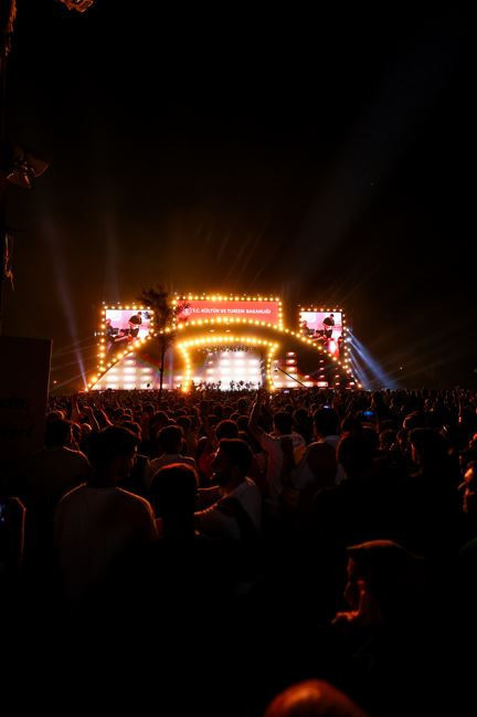 Van Kültür Yolu’nda Ebru Yaşar rüzgarı! Ebru Yaşar'ın 150 bin kişilik dev korosu! - Resim : 6