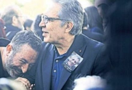 Cem Yılmaz'ın cenazede güldüğü o an sosyal medyada tartışma yarattı