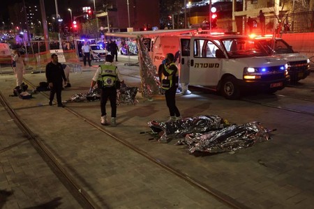 Sinagoga silahlı saldırı! Kudüs'ün Neve Yaakov Mahallesi'ndeki en az 8 kişi öldü - Resim : 2