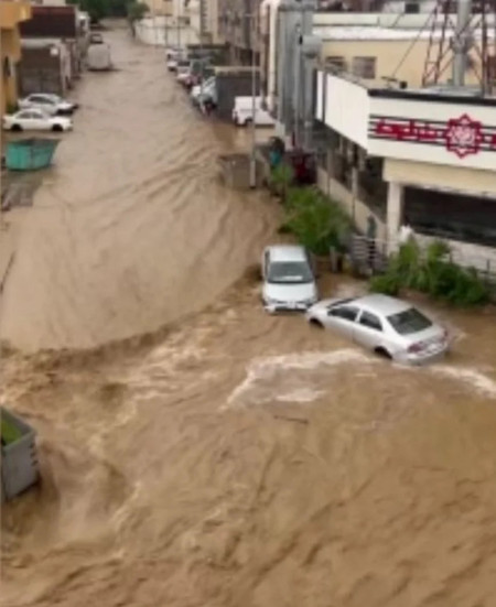 Mekke'de sel faciası. Araçlar sürüklendi, yollar kapandı. Mescid-i Haram'da yüzlerce Müslüman şiddetli yağışa aldırış etmeden dualar eşliğinde Kabe'yi tavaf etti