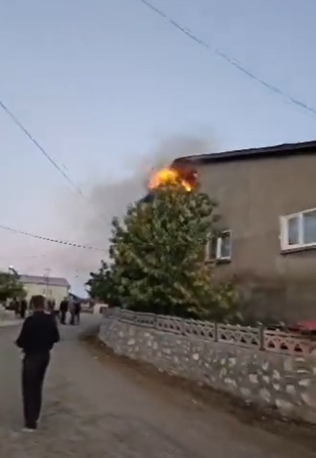 Sivas'ta korkutan yangın! Evler zarar gördü