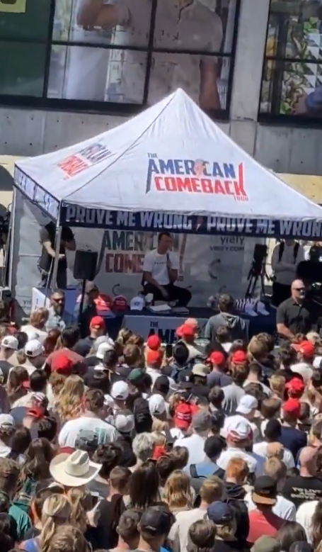 Sosyal medya fenomeni Charlie Kirk silahlı saldırıya uğradı! - Resim : 2