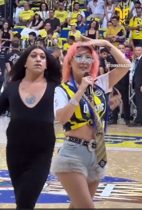 Fenerbahçe'nin şampiyonluk kutlamasındaki görüntüler sosyal medyada gündem oldu. Hande Yener ile birlikte salona çıkan dansçının Mecnun Giasar olduğu öğrenildi