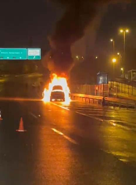 Korkunç anlar! Otomobil alev alev yandı - Resim : 4