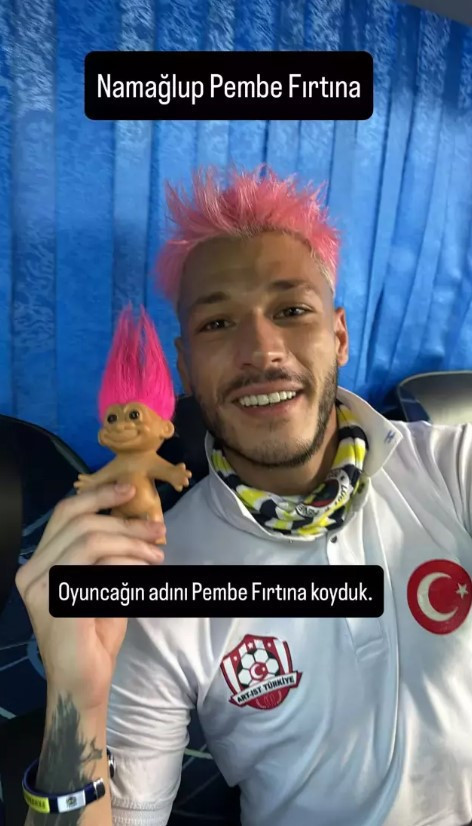 Saçlarını pembeye boyamıştı: Kubilay Aka Moskova'da galip geldi! Zaferi sevgilisini omzuna alarak kutladı