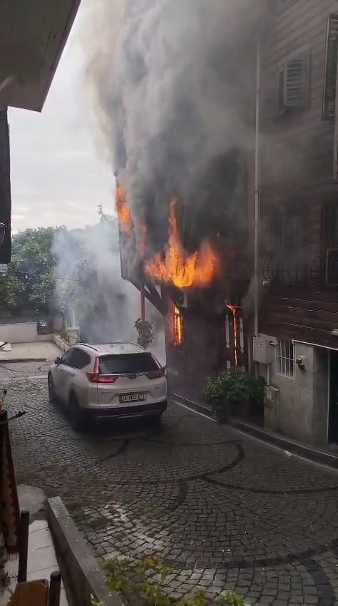 Boğaz’da yangın paniği! Ünlü oyuncu Şebnem Bozoklu'nun evini de alevler sardı - Resim : 3