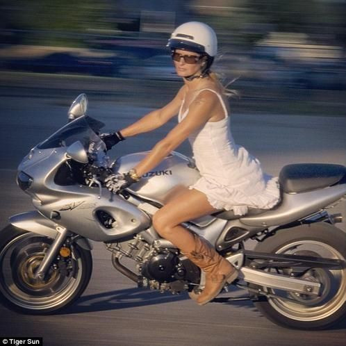 Modelliği bıraktı IŞİD'le savaşıyor!