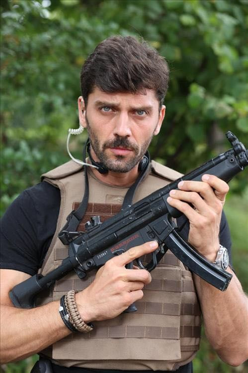 'Börü'nün 'Tolga'sı Can Nergis: Bazı sahnelerde gerçek patlayıcılar kullandık