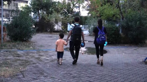 Evden atıldı; hamile eşi ve çocuğu ile iki aydır hastane bahçesinde kalıyor