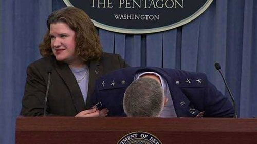 Canlı yayında açıklama yaparken bayıldı!