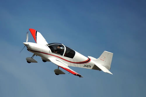 İki hafif uçak havada çarpıştı! 1 kişi öldü