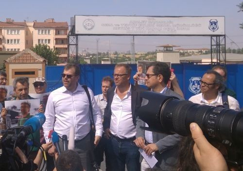 Gazeteciler tutuklu nöbetçi yayın yönetmenleri için Metris önündeydi!