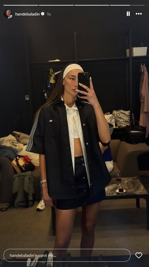 Hande Baladın'dan yeni imaj ve yeni kombin. Mini etek giydi ve ayna karşısına geçti