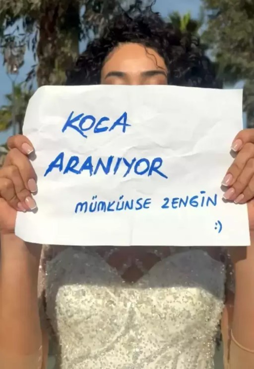 Bodrum'da ilginç anlar: Gelinliği giydi 'Koca aranıyor, mümkünse zengin' pankartı ile sokağa çıktı