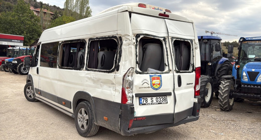 Futbolcuları taşıyan minibüs TIR'la çarpıştı: Çok sayıda yaralı var