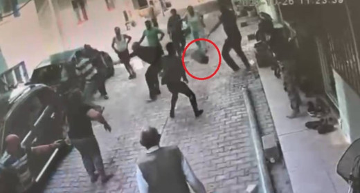 Birbirlerine kaldırım taşlarıyla saldırdılar! Kavga nedeni pes dedirtti