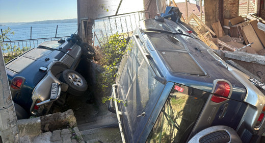 İstanbul'da korkutan görüntü! Otomobil asılı kaldı