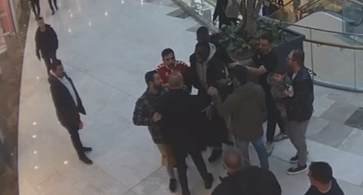 Milli futbolcuya AVM'de silah çektiler! Korku dolu o anların görüntüsü ortaya çıktı