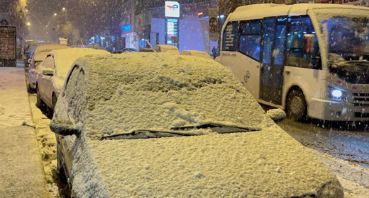 Beklenen kar yağışı geldi! Kent beyaza büründü