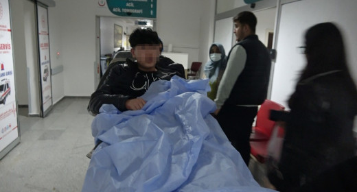 Dehşet! Şakalaştığı arkadaşını bıçakla yaraladı