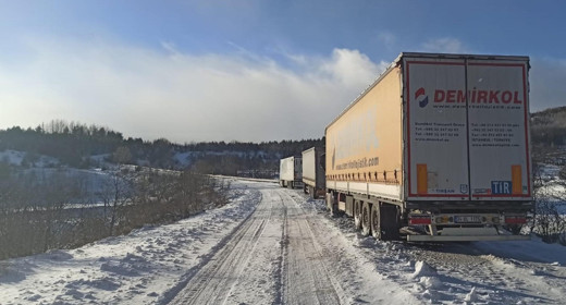 Yoğun kar yağışı başladı! Yollar kapandı