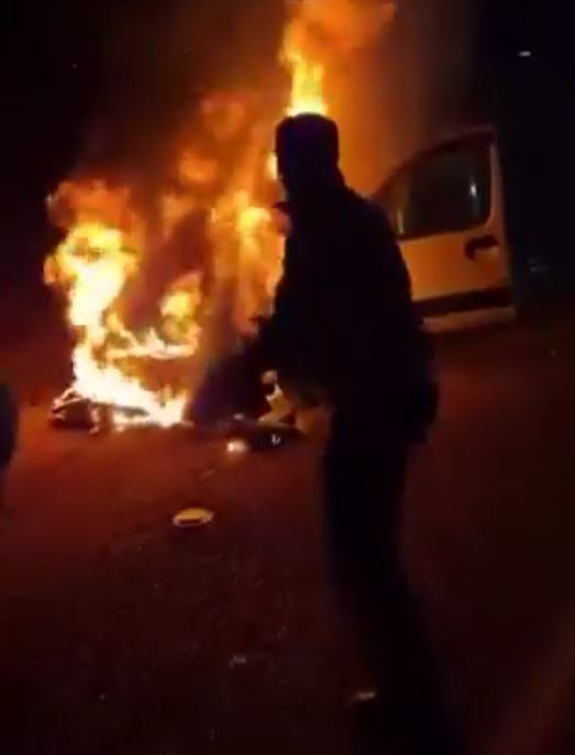 Canını hiçe saydı! Yanan araçtan aileyi kurtardı - Resim : 2