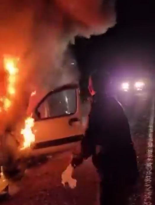 Canını hiçe saydı! Yanan araçtan aileyi kurtardı