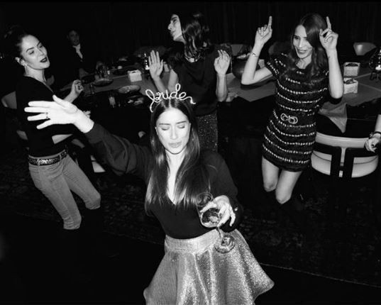 Hazal Kaya'dan bekarlığa veda partisi!