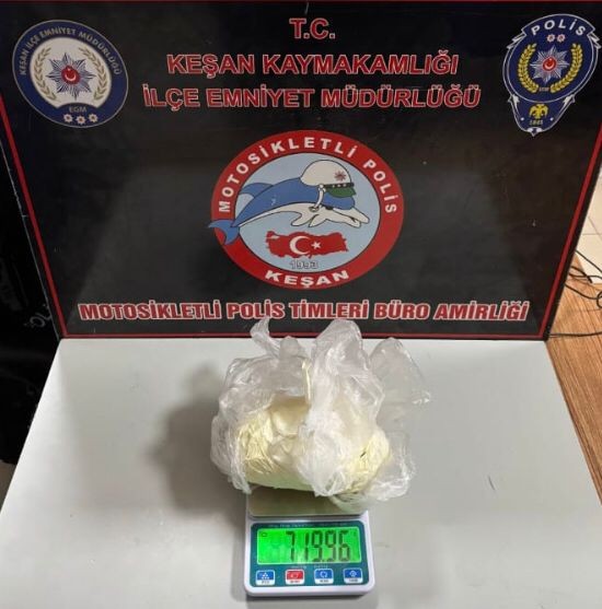 Teyzenin uyuşturucu oyunu: Polisi gördü yeğenine verdi
