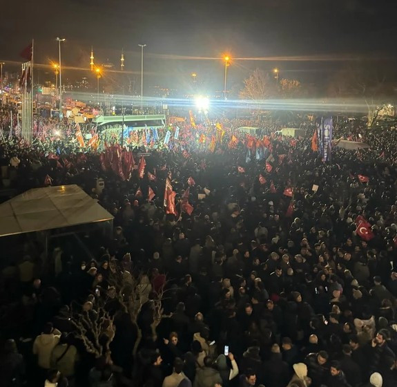 Saraçhane'de Ekrem İmamoğlu eylemi! Özgür Özel: 19 Mart darbe girişimidir. Dilek İmamoğlu: Asla pes etmeyeceğiz - Resim : 2