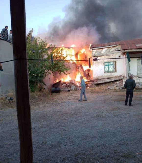 Sivas'ta korkutan yangın! Evler zarar gördü - Resim : 3