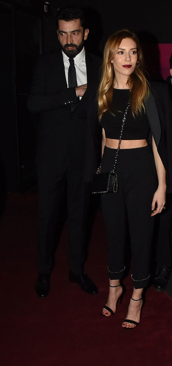 Kıvanç Tatlıtuğ'a eşinden öpücüklü kutlama - Resim : 3