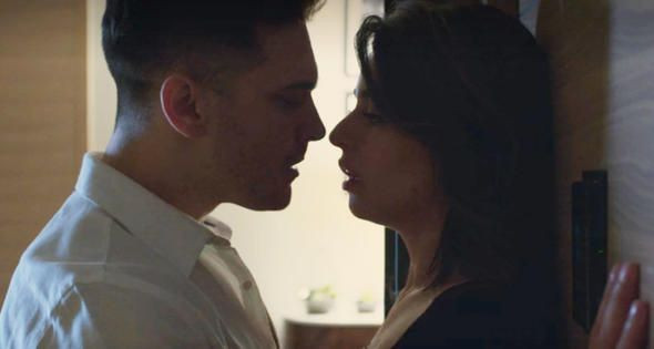 Çağatay Ulusoy ile Ayça Ayşin Turan'ın sevişme sahnesi olay oldu!