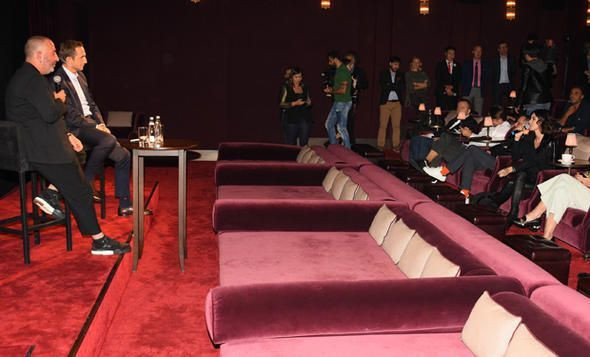 Cem Yılmaz'dan Defne Samyeli'ye: 'Bu soru evde de sorulabilirdi' - Resim : 2