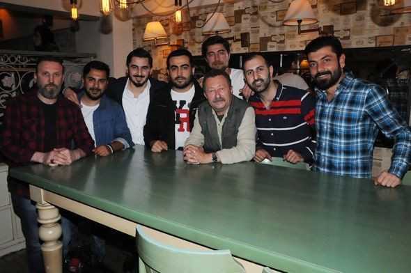 Magazin muhabirleriyle kavga eden Erkan Can'dan barış pozu