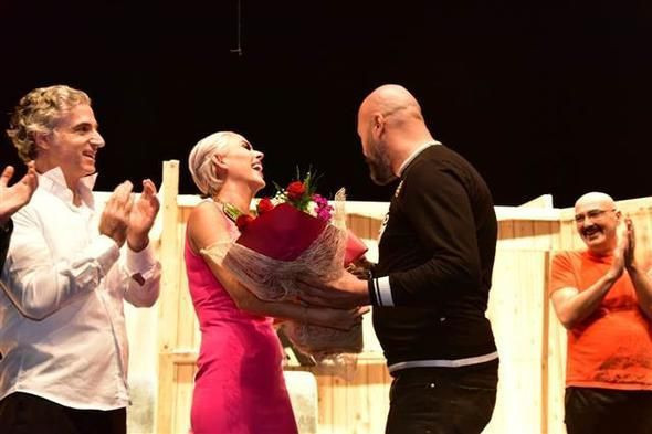 Ünlü isme sahnede sürpriz evlilik teklifi!