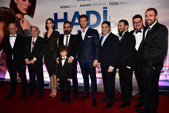 Kıvanç Tatlıtuğ'a eşinden öpücüklü kutlama