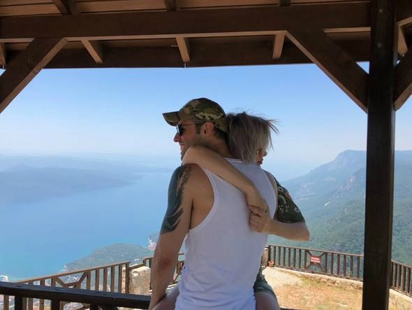 Ünlü oyuncunun pilot sevgilisiyle romantik tatili