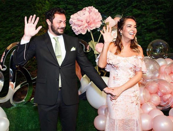 Ünlü şarkıcı nişanlandı!