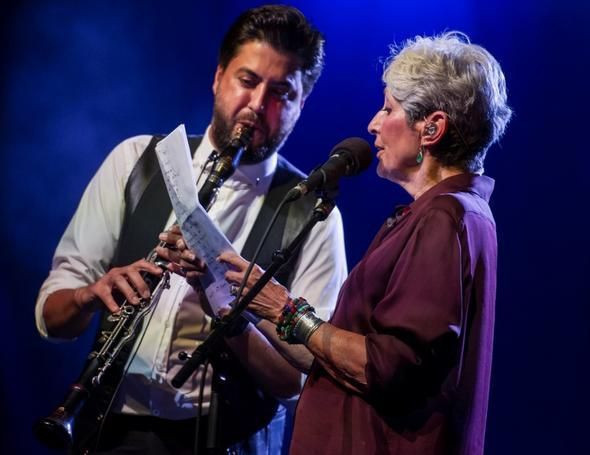 Joan Baez'den konser sonrası göbekli kutlama - Resim : 5