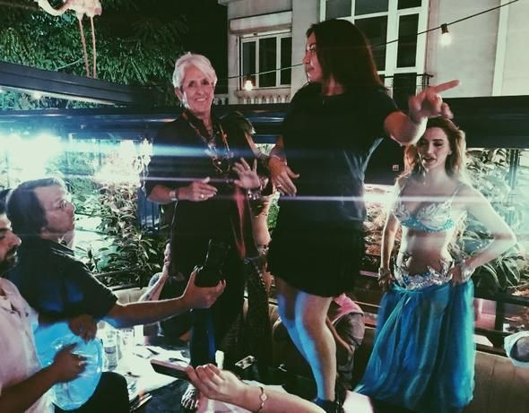 Joan Baez'den konser sonrası göbekli kutlama - Resim : 4