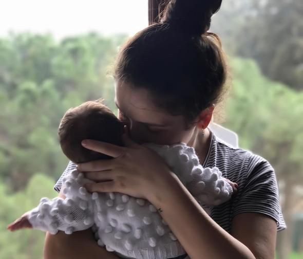 Ünlü oyuncudan bebeğiyle ilk fotoğraf geldi!