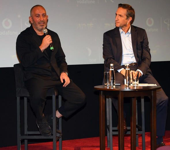 Cem Yılmaz'dan Defne Samyeli'ye: 'Bu soru evde de sorulabilirdi' - Resim : 3