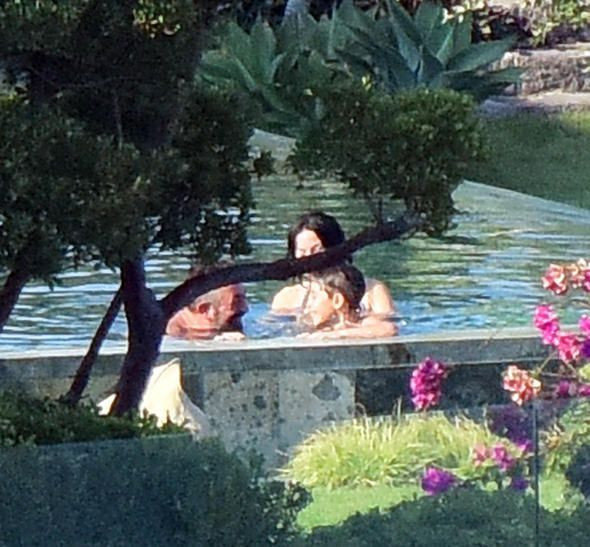 Cem Yılmaz sevgilisi Defne Samyeli'yi oğlu Kemal ile tanıştırdı - Resim : 5