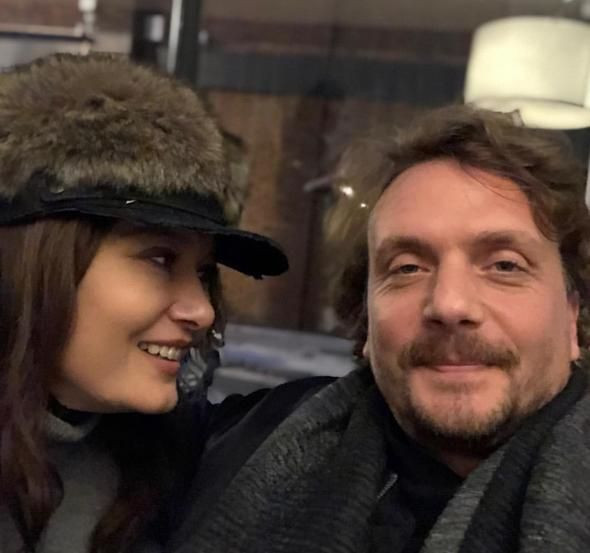 Ünlü oyuncudan evlat ziyareti! Sevgilisi de eşlik etti - Resim : 2